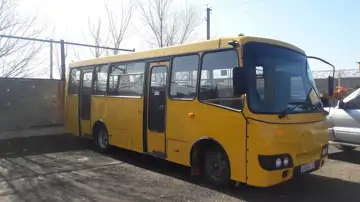 Автобус ждёт ученика